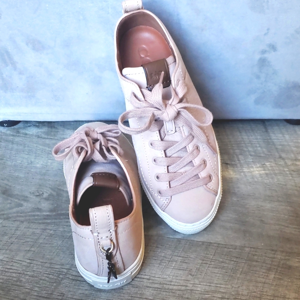 COACH Tennis shoes. Excellent condition SZ 6